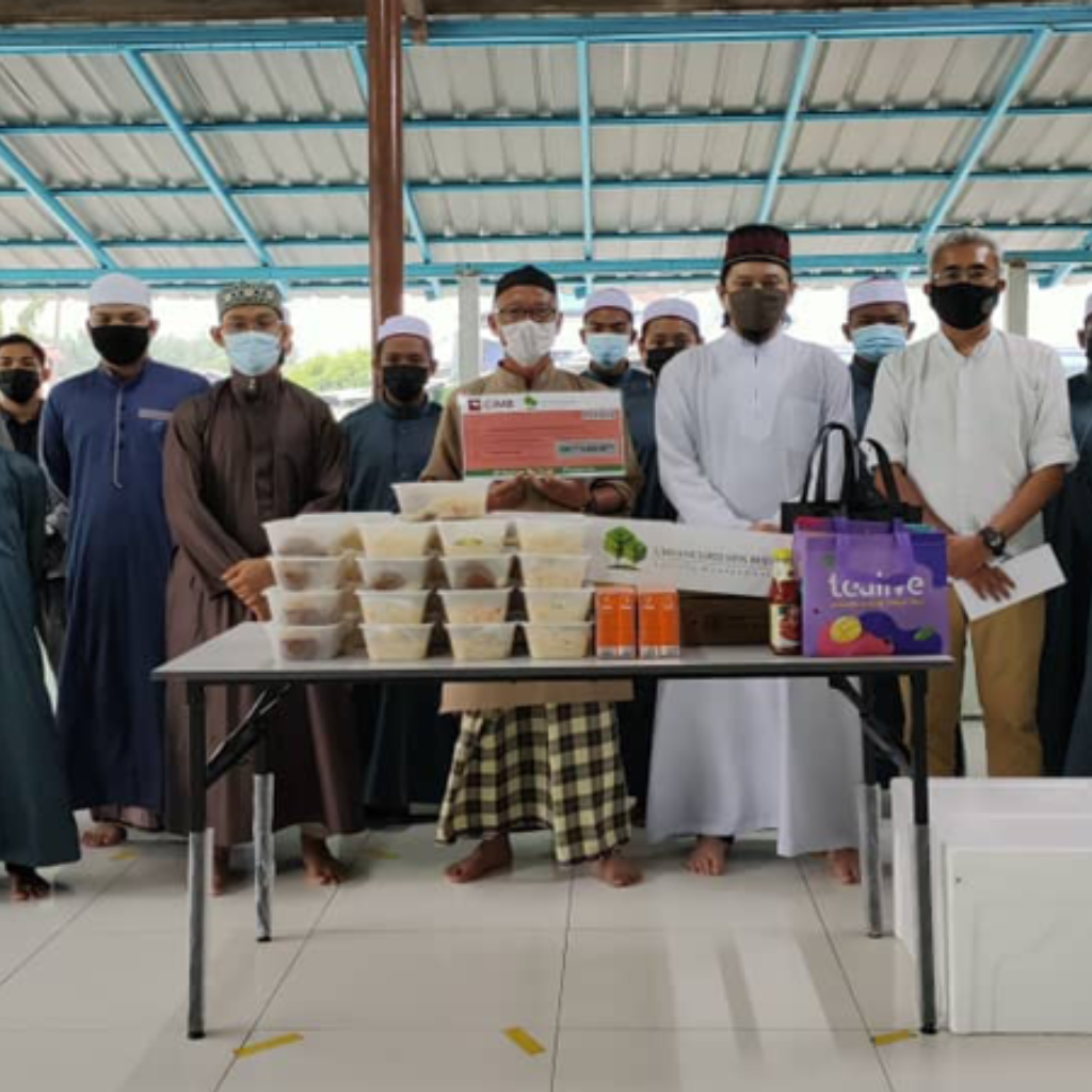 Program penyerahan sumbangan dan pemberian makanan untuk berbuka puasa kepada Madrasah Tahfiz Ar-Raudhah