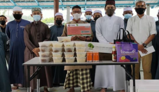 Program penyerahan sumbangan dan pemberian makanan untuk berbuka puasa kepada Madrasah Tahfiz Ar-Raudhah